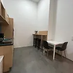 Fabella Flats דירה
